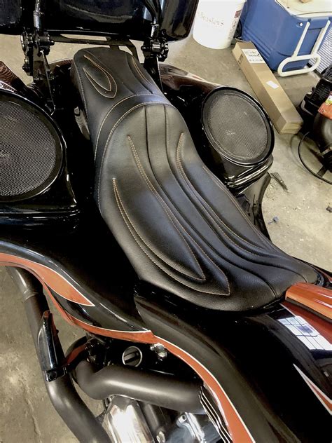 Chrome replaces these black components Powertrain covers and trim, front end, handlebar, exhaust, tank console and other details. . Low profile seat for harley street glide